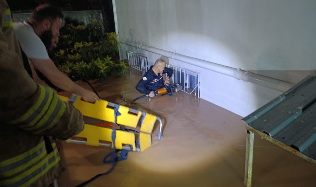 Mardin’in Midyat ilçesinde aniden bastıran şiddetli sağanak yağış hayatı durma