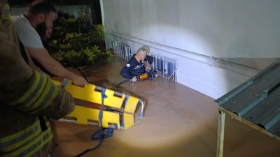 Mardin’in Midyat ilçesinde aniden bastıran şiddetli sağanak yağış hayatı durma