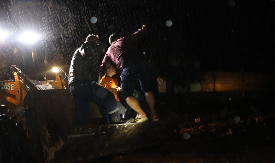 Gaziantep’in Nizip ilçesinde aniden bastıran sağanak ve dolu yağışı sonrası