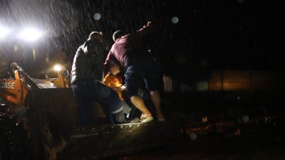 Gaziantep’in Nizip ilçesinde aniden bastıran sağanak ve dolu yağışı sonrası