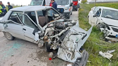 Aksaray’ın Sultanhanı ilçesinde iki otomobilin kafa kafaya çarpıştığı feci trafik