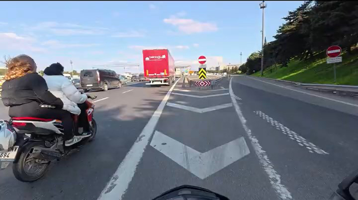 İstanbul Ataşehir’de TEM Otoyolu üzerinde seyir halindeki bir motosiklette yaşanan