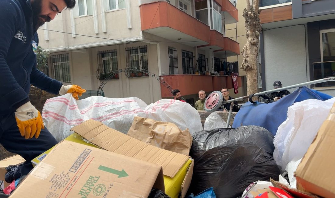 İstanbul Avcılar’da komşuların dayanılmaz kokular nedeniyle şikayetçi olduğu binaya giren