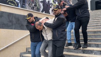 İstanbul Sultangazi’de eşinin kendisini aldattığını iddia ederek bir kişiyi başından