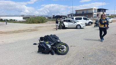 Antalya’nın Manavgat ilçesinde meydana gelen trafik kazasında otomobille çarpışan motosikletli