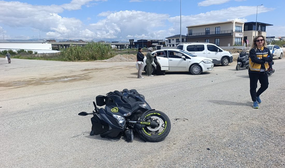 Antalya’nın Manavgat ilçesinde otomobille çarpışan motosiklet sürücüsü, kazayı şans eseri