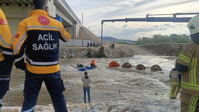Bursa’nın Yenişehir ilçesinde Kocasu Deresi’ni traktörle geçmeye çalışan 10 tarım