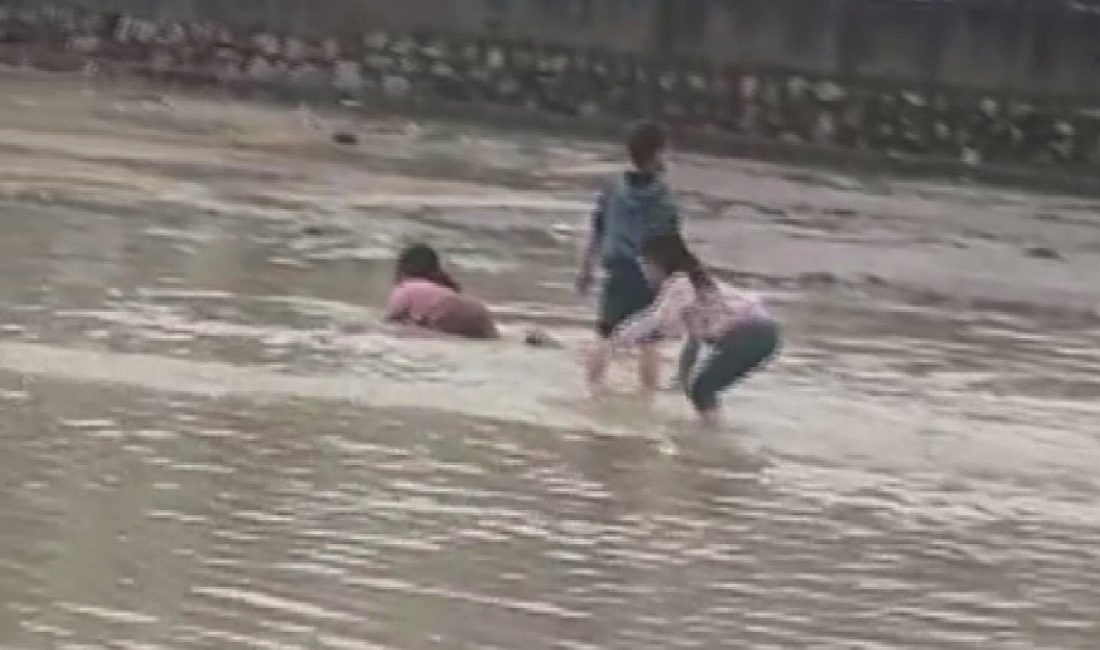 Şırnak genelinde etkisini gösteren şiddetli sağanak yağış hayatı adeta felç
