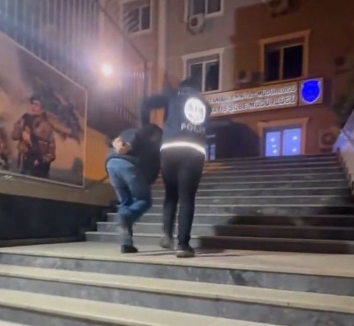 İstanbul’da polis yeleği kullanarak sosyal medya üzerinden canlı yayın yapan