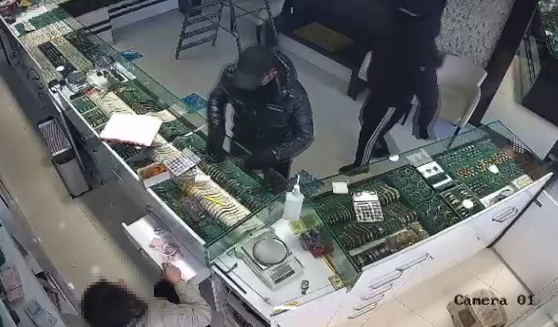 İstanbul Başakşehir’de film sahnelerini aratmayan bir soygun girişimi yaşandı. Kuyumcu