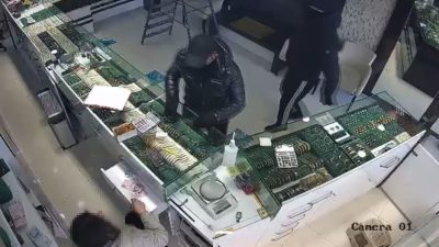 İstanbul Başakşehir’de film sahnelerini aratmayan bir soygun girişimi yaşandı. Kuyumcu