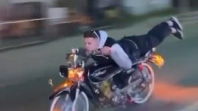 Bursa’nın Kestel ilçesinde bir motosiklet sürücüsünün trafikte sergilediği tehlikeli görüntüler