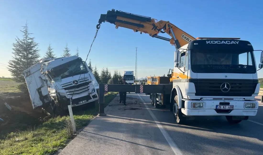 Afyonkarahisar’da ev eşyası yüklü bir tırın kontrolden çıkarak şarampole devrilmesi