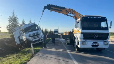 Afyonkarahisar’da ev eşyası yüklü bir tırın kontrolden çıkarak şarampole devrilmesi