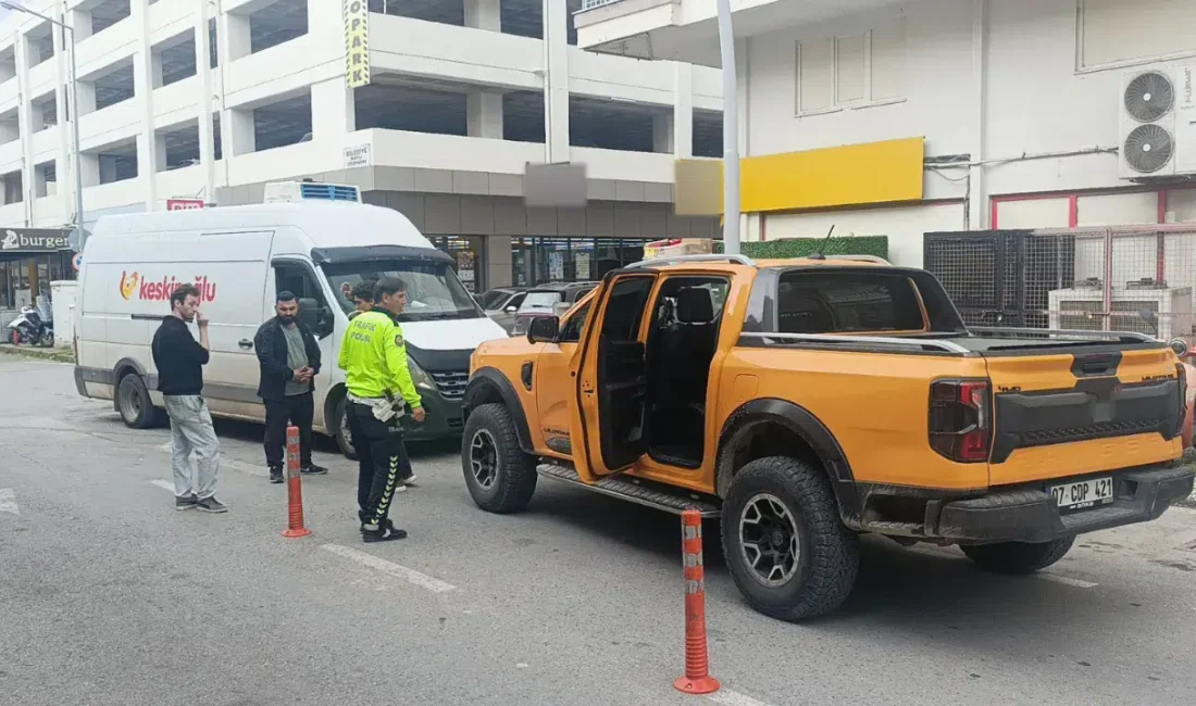Antalya’da iki kamyonetin karıştığı maddi hasarlı kaza sonrası durumu bildirmek