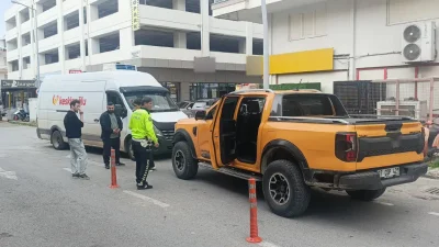 Antalya’da iki kamyonetin karıştığı maddi hasarlı kaza sonrası durumu bildirmek
