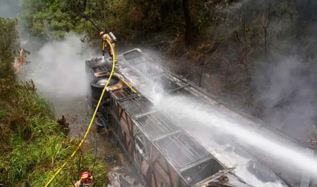 Ekvador’un Azuay eyaletinde kontrolden çıkan bir yolcu otobüsünün yüzlerce metrelik