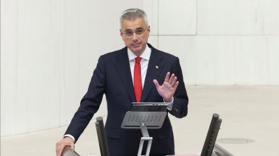 Sağlık Bakanı Kemal Memişoğlu, komşu ülke İran’dan gelen yardım talebi