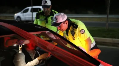 Bursa’nın İnegöl ilçesinde polisin dur ihtarına uymayarak kaçmaya çalışan sürücü