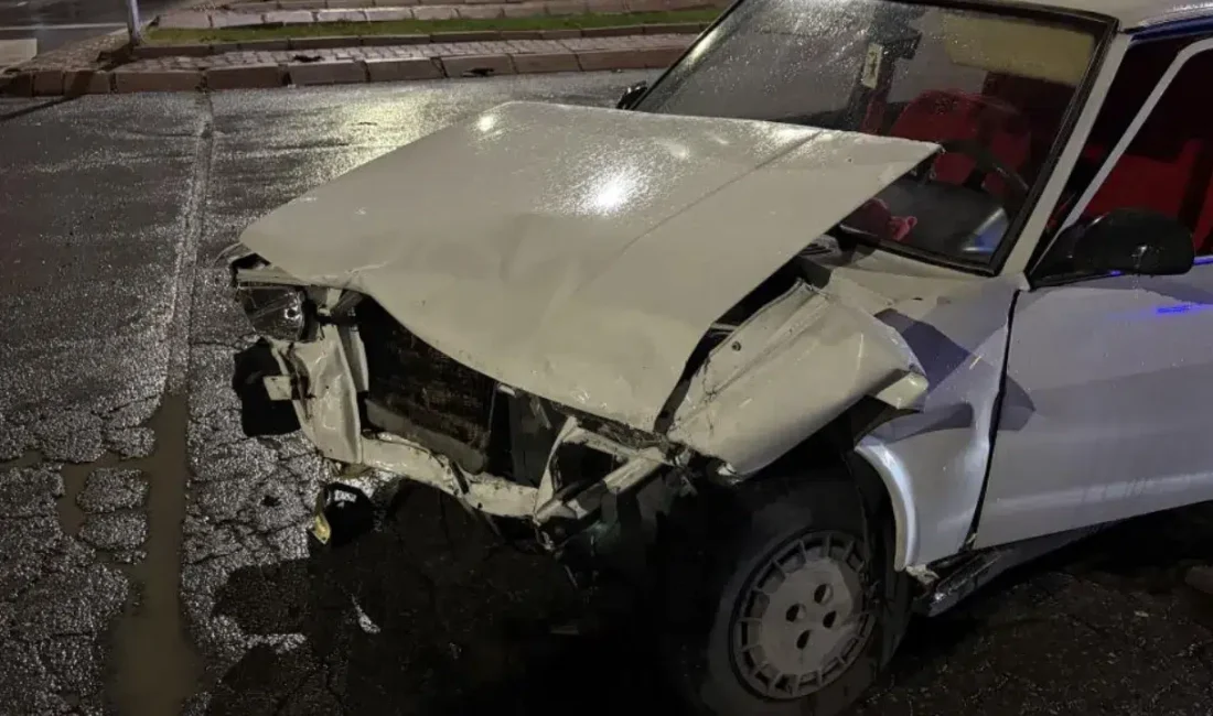 Kayseri’nin Kocasinan ilçesinde iki otomobilin çarpışması sonucu meydana gelen kazada