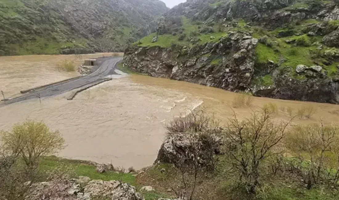 Hakkari’de etkili olan yoğun sağanak yağış dereyi taşırdı. Boğazköy mevkisinde