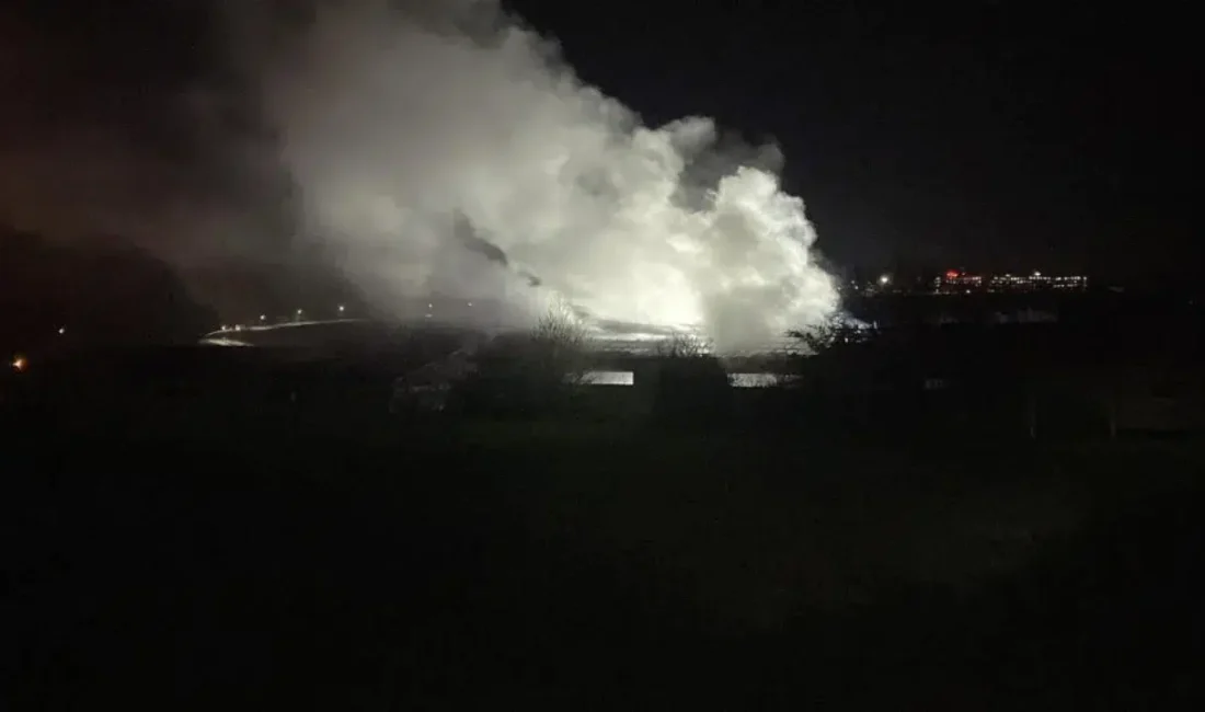 Bolu’da bir inşaat deposunda çıkan yangın, itfaiye ekiplerinin yaklaşık yarım