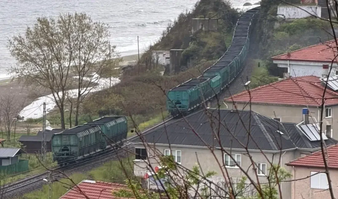 Zonguldak’ın Kilimli ilçesinde seyir halindeki yük treninin iki vagonu aniden