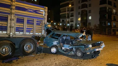 Elazığ’da iki otomobilin çarpışmasıyla başlayan ve kontrolden çıkan bir aracın