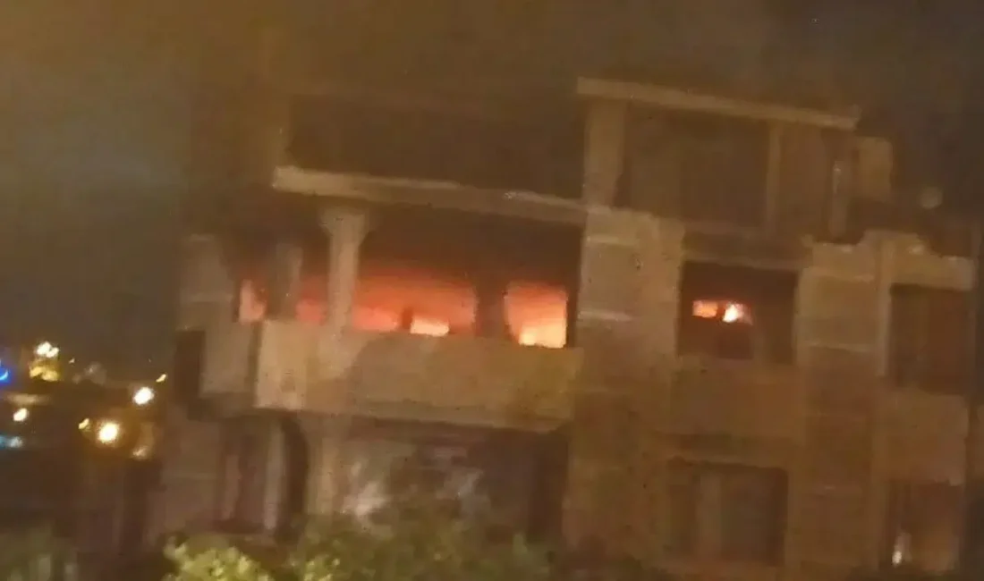 Samandağ ilçesinde bulunan metruk bir binada çıkan yangın paniğe yol