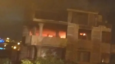 Samandağ ilçesinde bulunan metruk bir binada çıkan yangın paniğe yol