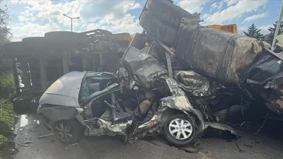 Irak’ın Kerkük kentinde freni boşalan bir kamyonun adeta bir silindir