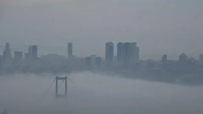 İstanbul’da sabahın ilk ışıklarıyla birlikte etkili olan yoğun sis tabakası,