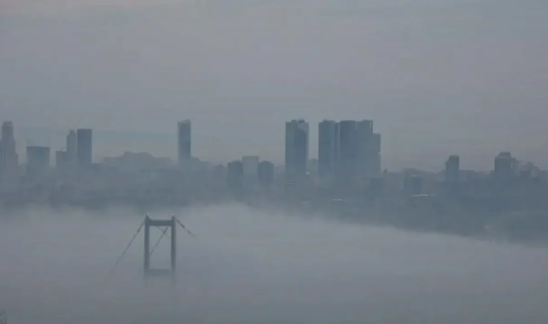 İstanbul’da sabahın ilk ışıklarıyla birlikte kentin üzerine çöken yoğun sis