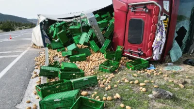 Afyonkarahisar’ın Bolvadin ilçesinde yaklaşık 20 ton patates taşıyan tırın kontrolden