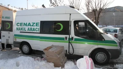 Manisa’nın Yunusemre ilçesinde 65 yaşındaki Mürşide B. evinde boynuna eşarp