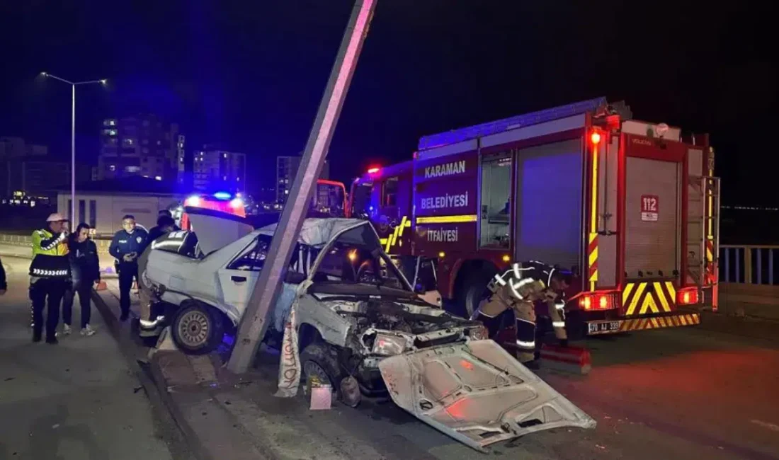 Karaman’da sürücüsünün direksiyon hakimiyetini kaybetmesi sonucu refüjdeki aydınlatma direğine adeta