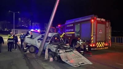 Karaman’da sürücüsünün direksiyon hakimiyetini kaybetmesi sonucu refüjdeki aydınlatma direğine adeta