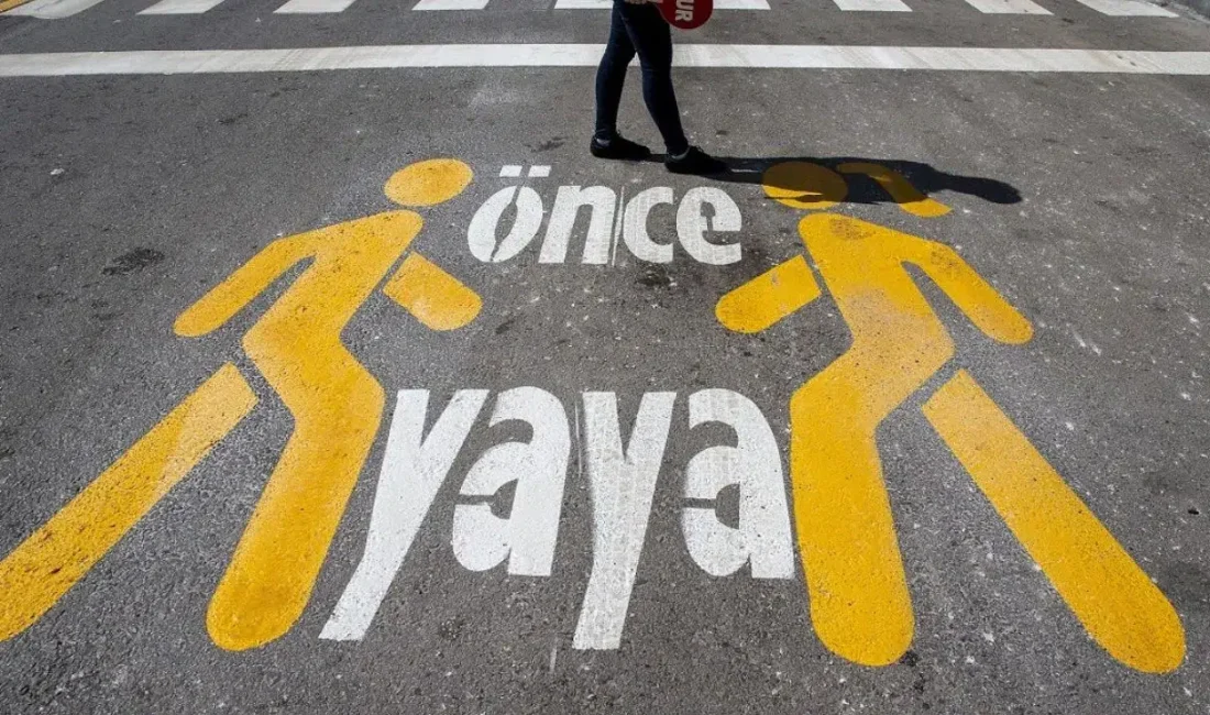 İstanbul Şişli’de kontrolden çıkan bir otomobilin kaldırımda masumca yürüyen bir