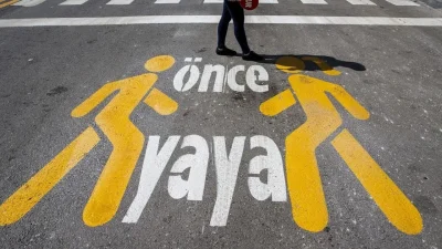 İstanbul Şişli’de kontrolden çıkan bir otomobilin kaldırımda masumca yürüyen bir