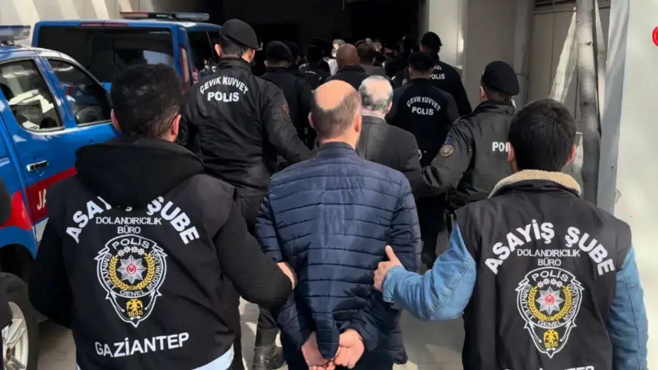 Gaziantep Üniversitesi’nde görevli bir akademisyenin, kadro alamadığı gerekçesiyle aralarında dekan