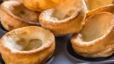 İngiliz mutfağının efsanevi lezzeti Yorkshire pudding, özellikle fırınlanmış et yemeklerinin