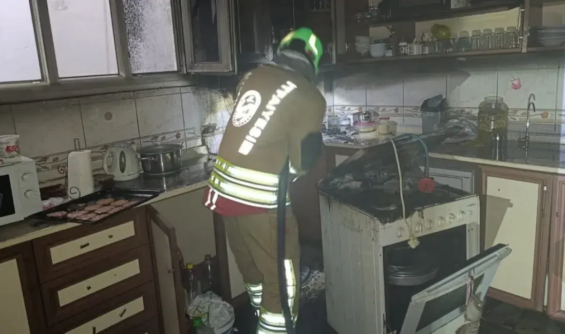 Hatay’ın İskenderun ilçesinde bir evin mutfak bölümünde aniden başlayan yangın