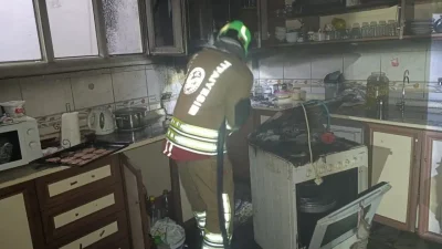 Hatay’ın İskenderun ilçesinde bir evin mutfak bölümünde aniden başlayan yangın