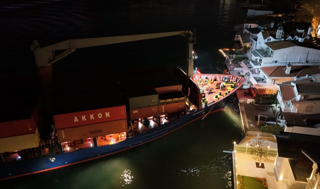 İstanbul Boğazı’nda seyir halindeyken dümen arızası yaşayan 148 metre uzunluğundaki