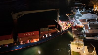 İstanbul Boğazı’nda seyir halindeyken dümen arızası yaşayan 148 metre uzunluğundaki