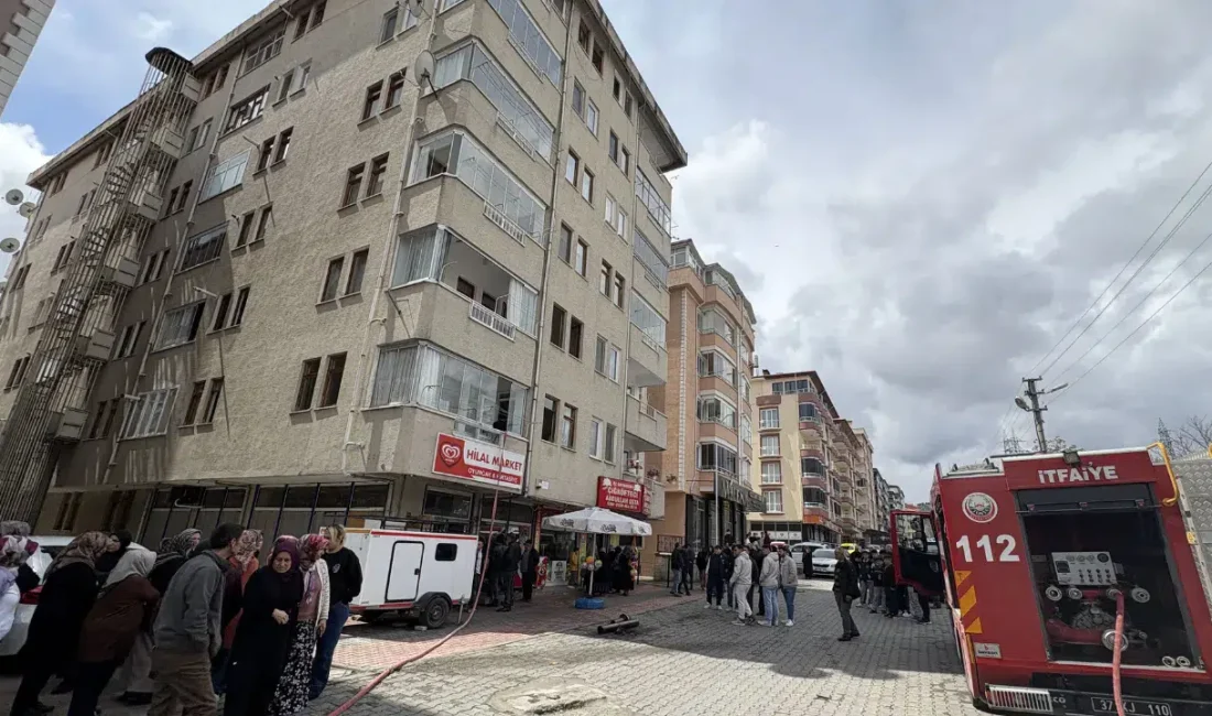 Kastamonu’nun Tosya ilçesinde bir apartmanın çatısında çıkan baca yangını, hiç