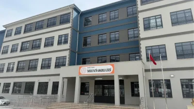 Mersin’in Tarsus ilçesinde bir lise son sınıf öğrencisinin okula tabanca