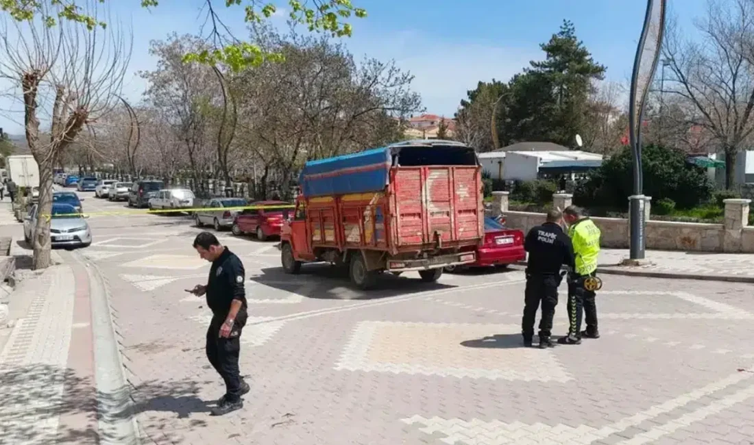 Ankara’nın Çubuk ilçesinde yolun karşısına geçmeye çalışırken kurbanlık hayvan taşıyan