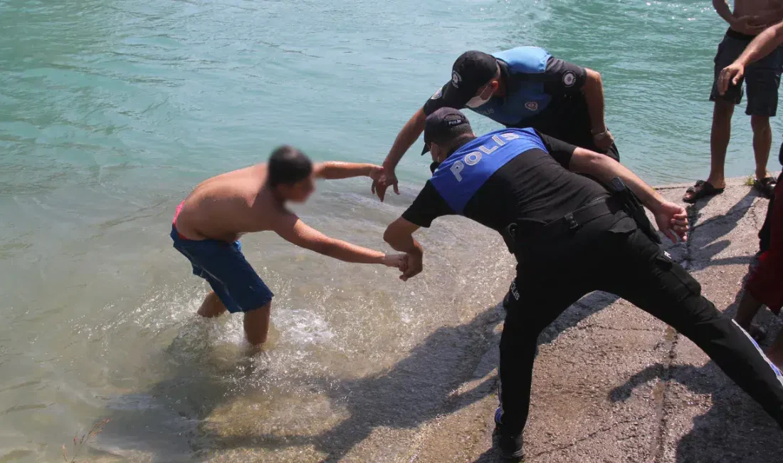 Adana’da termometrelerin yükselmesiyle birlikte serinlemek için suya giren 3 kişi