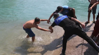 Adana’da termometrelerin yükselmesiyle birlikte serinlemek için suya giren 3 kişi